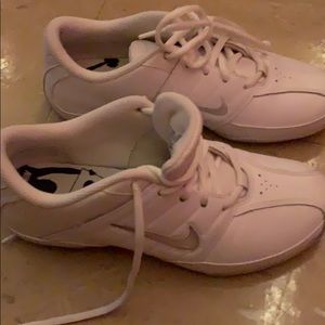 NIKE WHITE CHEER SHOES GREAT CONDITION